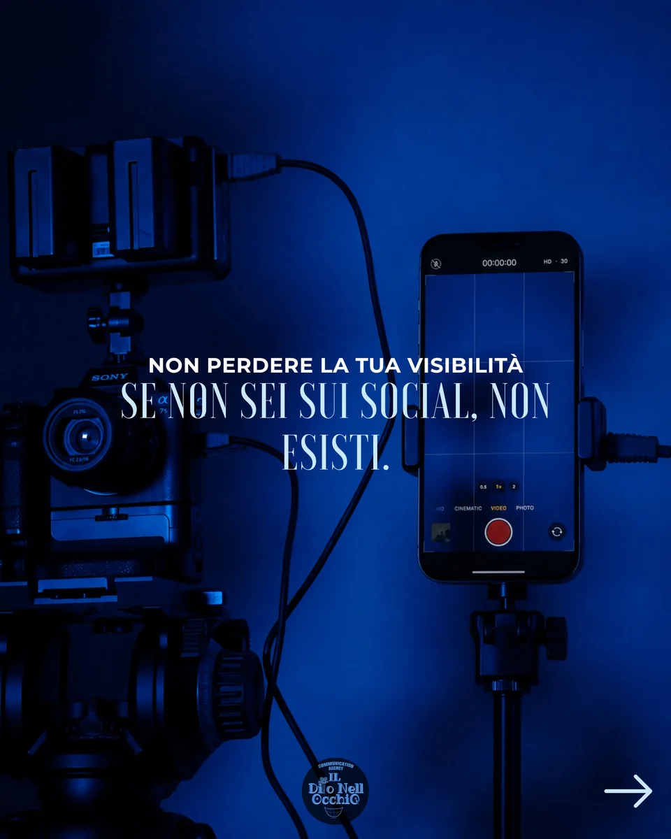 Grafica blu con videocamera e telefono dedicata alla visibilità sui social